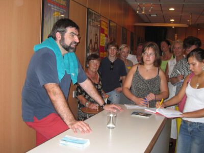 Schüler zusammen mit Kabarettist Volker Pispers